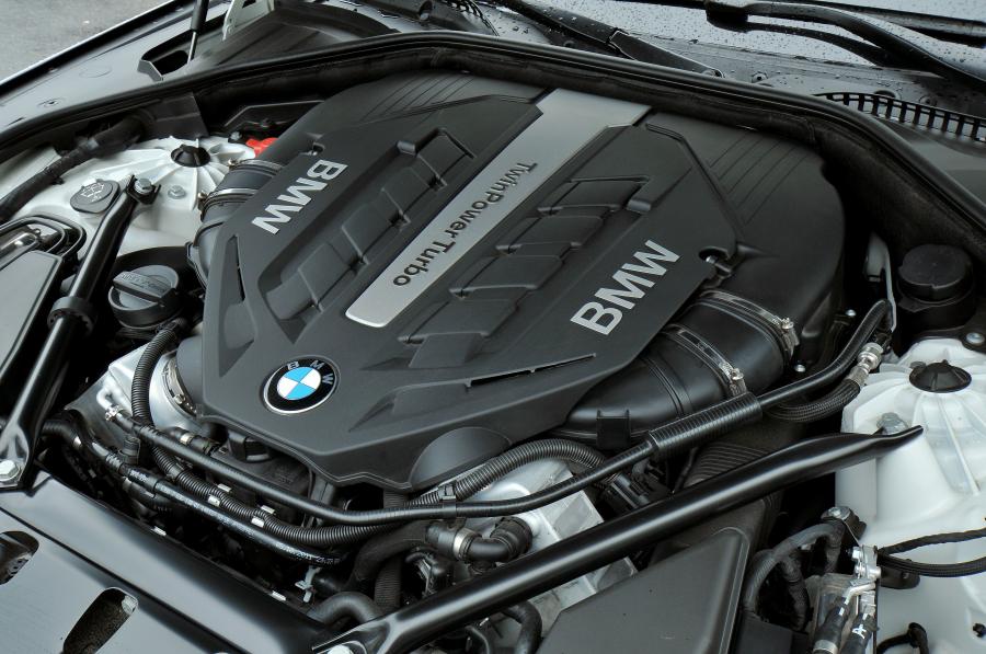 BMW 750i 2013 года  (фото 2 из 56)